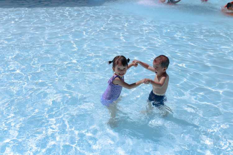 Découverte de l'eau pour enfants - Maître Nageur Antibes